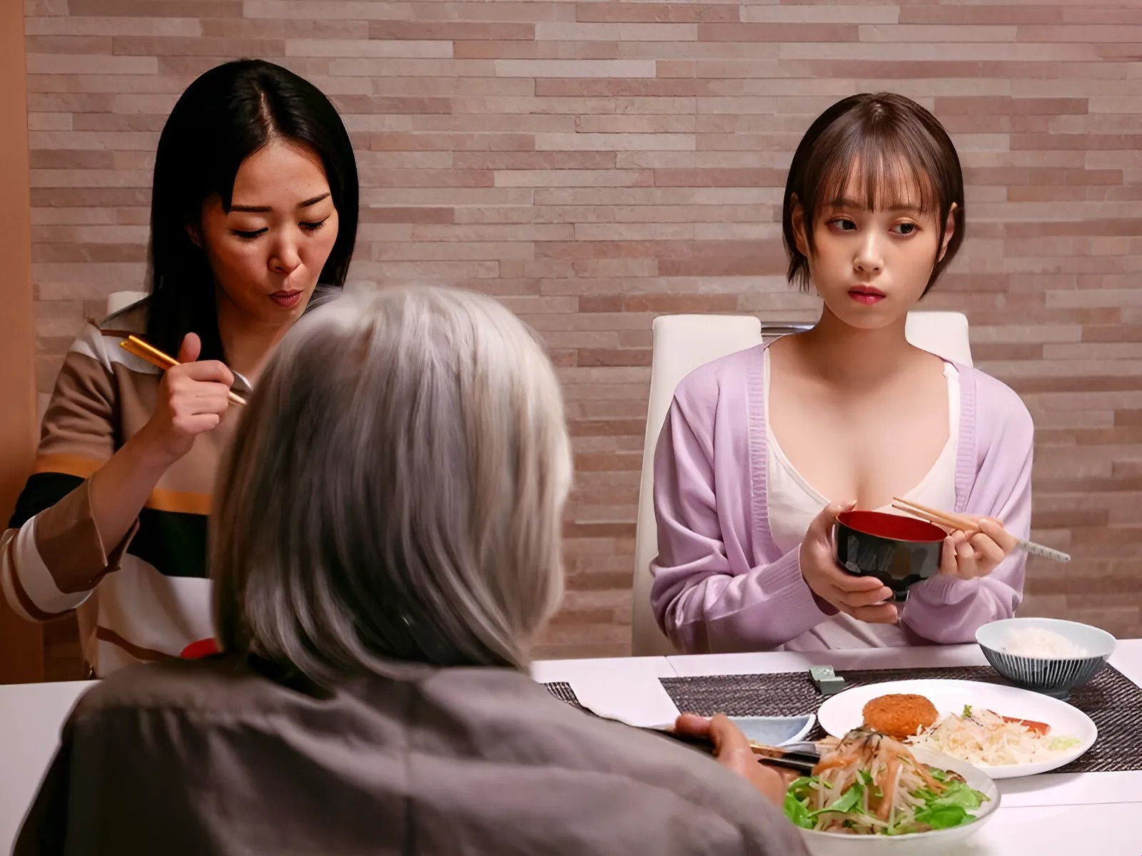 SDMUA-006 어머니는 딸과 재혼하고 매일 2명의 의붓 형제에 의해 범해진다.